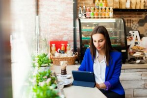 Mulher Trabalha Com Um Tablet Na Mesa Em Um Cafe 1304 5548 - PAVON | Contabilidade em São Paulo