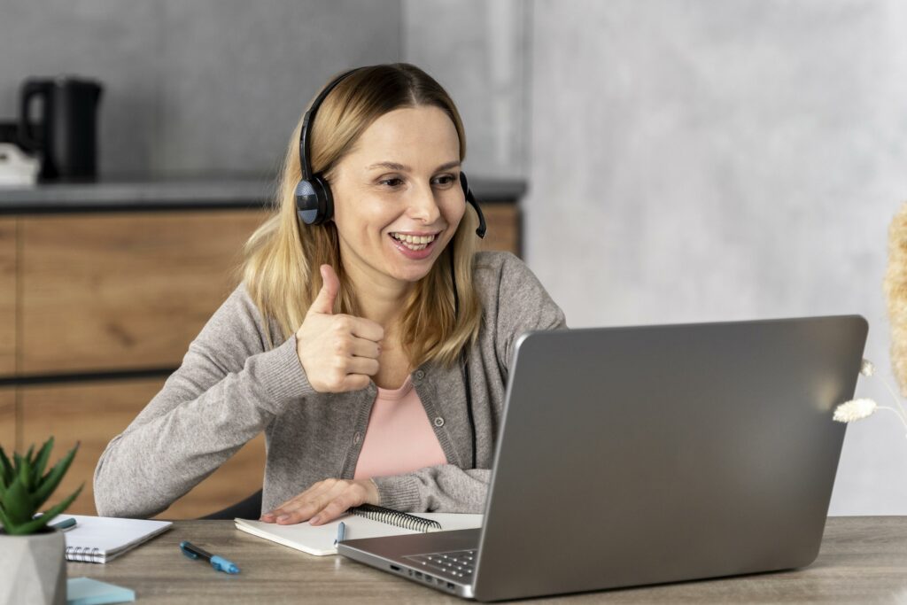 Woman With Headset Working Laptop - PAVON | Contabilidade em São Paulo