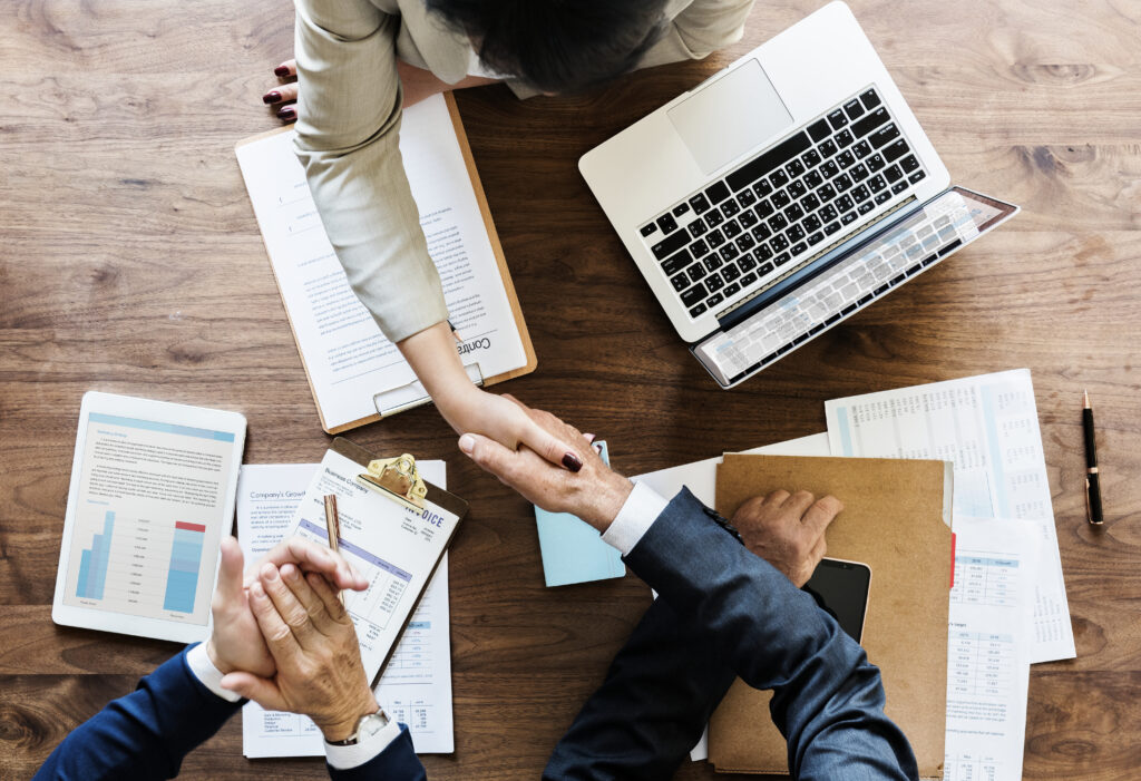 Business People Shaking Hands Together - PAVON | Contabilidade em São Paulo