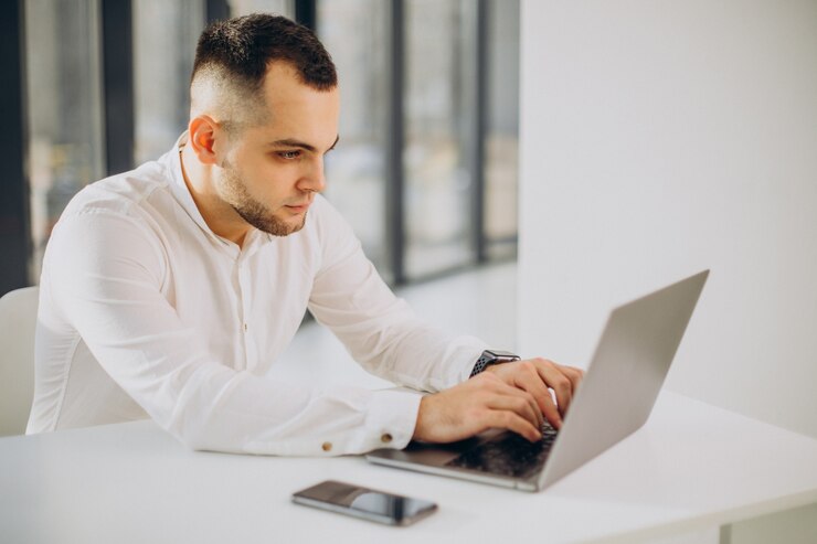 Homem De Negocios Usando Laptop No Escritorio 1303 26997 - PAVON | Contabilidade em São Paulo