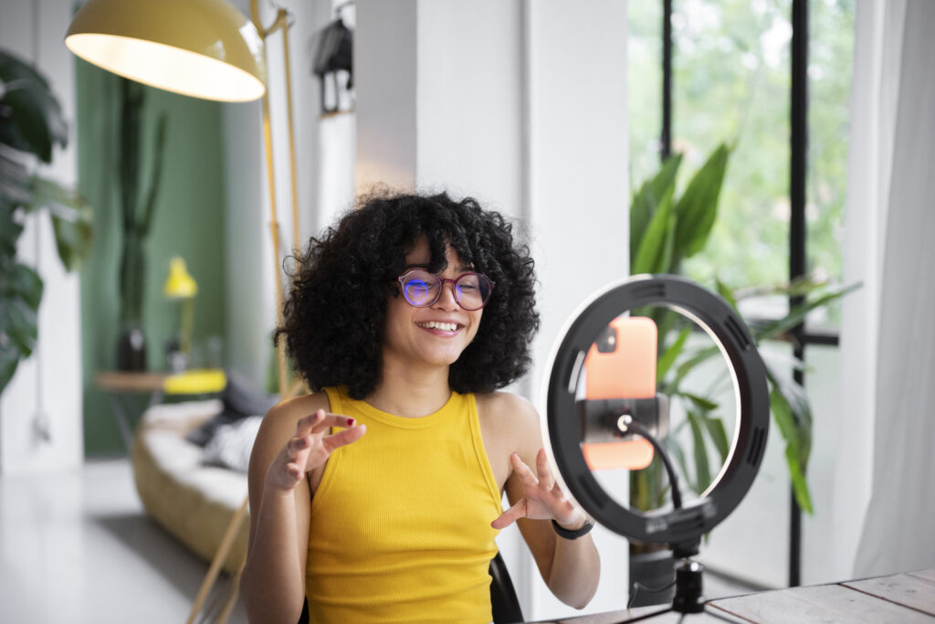 Medium Shot Smiley Woman With Ring Light - PAVON | Contabilidade em São Paulo