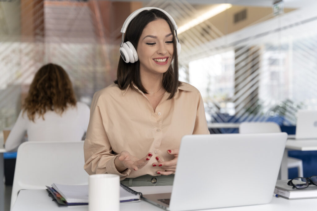 Young Business Woman Working Office With Laptop Headphones - PAVON | Contabilidade em São Paulo