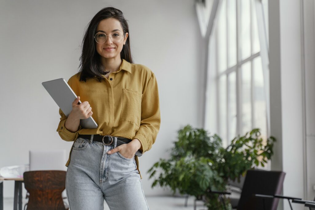 Young Businesswoman Posing With Copy Space - PAVON | Contabilidade em São Paulo