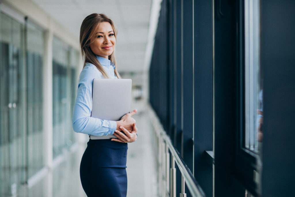 Young Business Woman With Laptop Standing Office - PAVON | Contabilidade em São Paulo