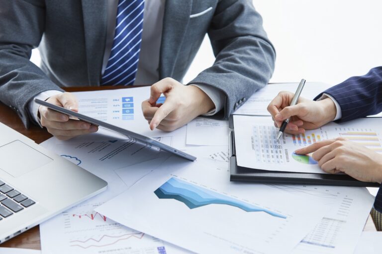 Businessmen Elegant Suits Business Meeting Discussing New Project Office - PAVON | Contabilidade em São Paulo