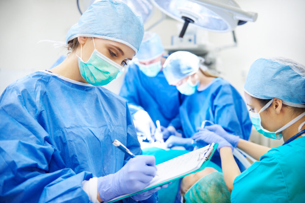 Surgeon Writing Down Some Operation Notes - PAVON | Contabilidade em São Paulo