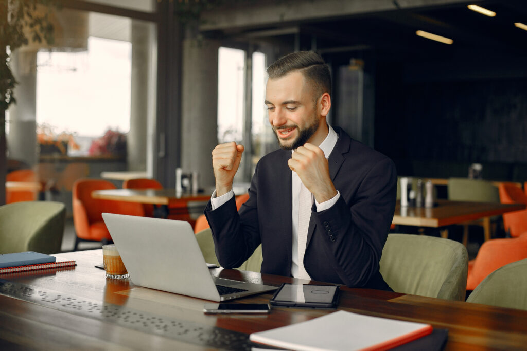 Stylish Businessman Working In A Cafe - PAVON | Contabilidade em São Paulo