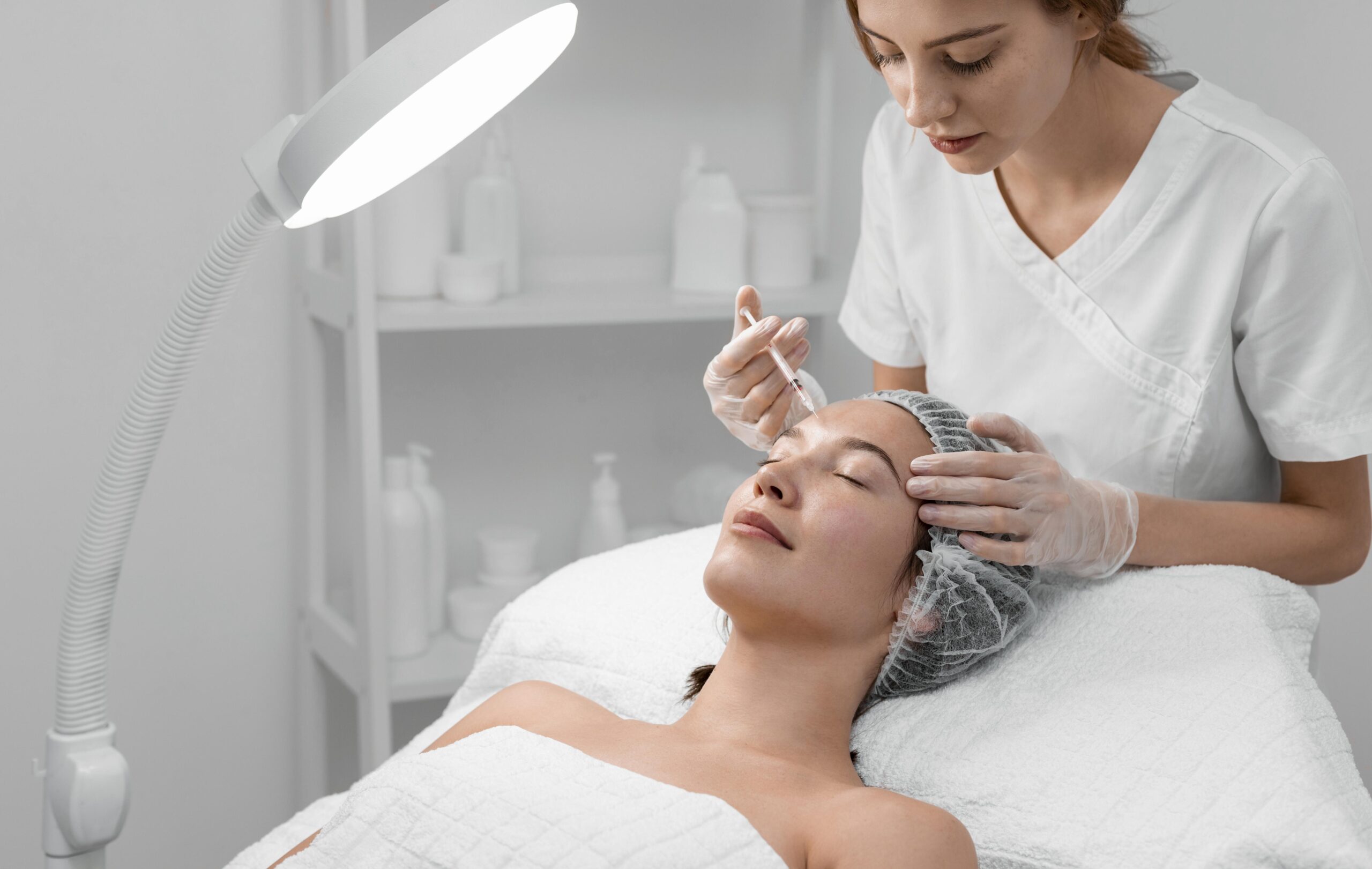 Esteticista Aplicando Injecao De Preenchimento Para Cliente - PAVON | Contabilidade em São Paulo