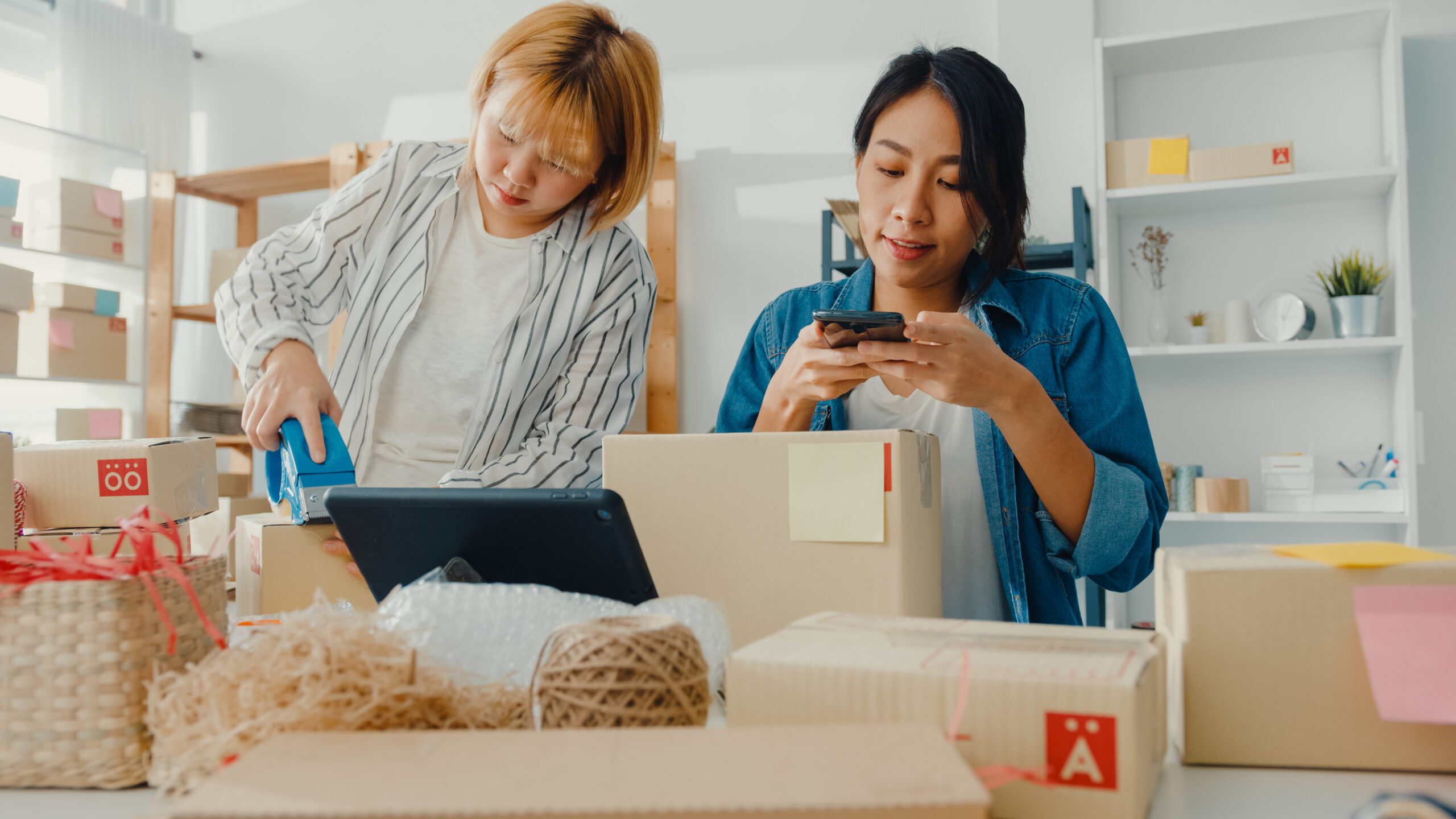 Young Asia Businesswomen Using Mobile Phone Call Receiving Purch - PAVON | Contabilidade em São Paulo