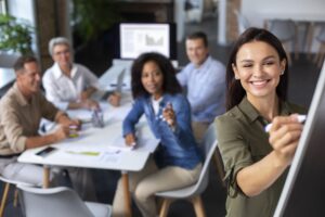 Pessoas Usando Dispositivo Digital Durante Uma Reuniao - PAVON | Contabilidade em São Paulo