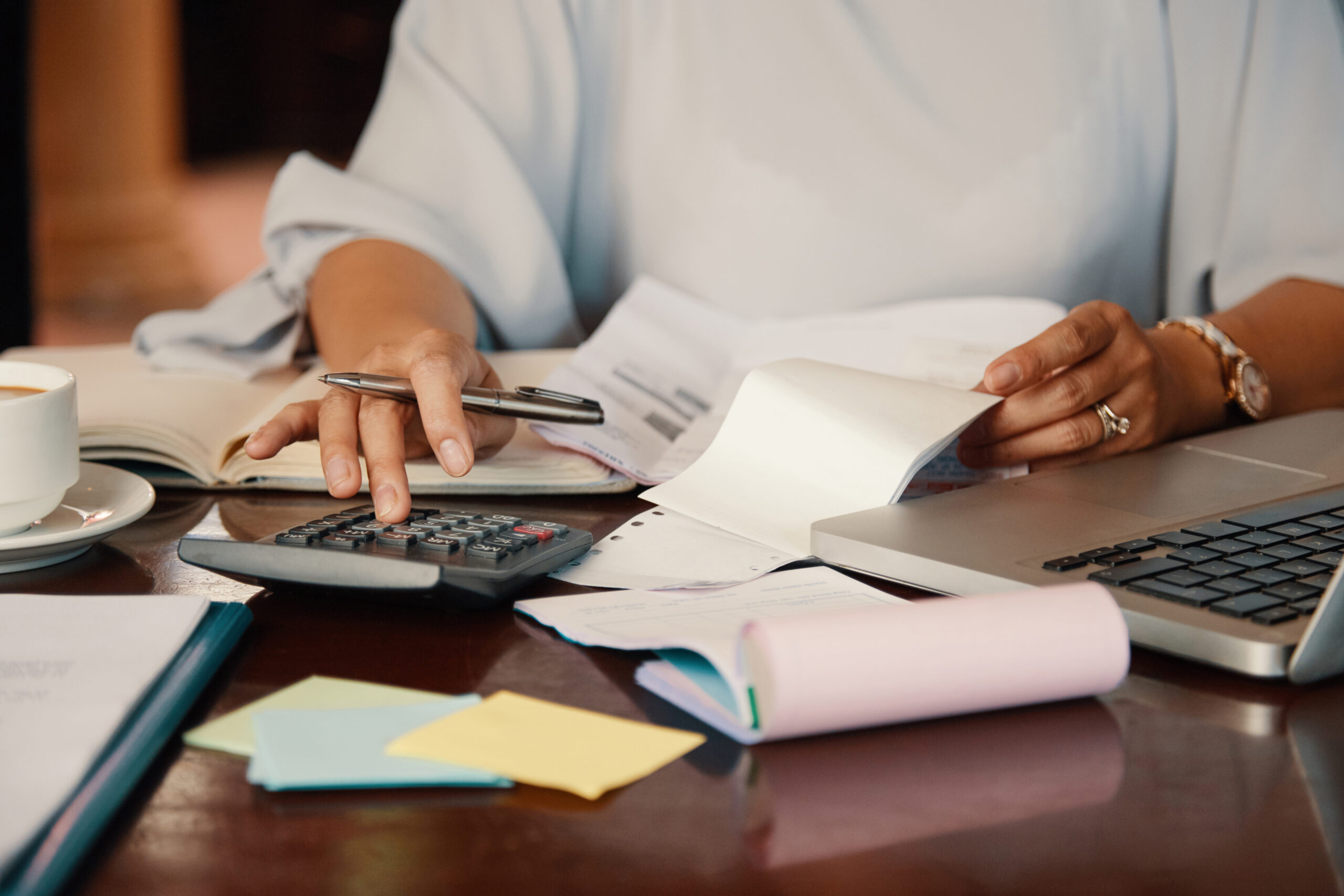 Entrepreneur Working With Bills - PAVON | Contabilidade em São Paulo