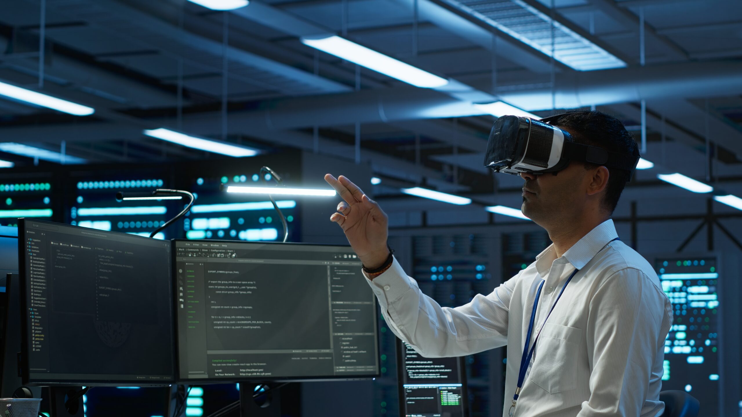 Engineer Wearing Vr Headset In Data Center Installing Software - PAVON | Contabilidade em São Paulo