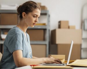 Mulher Trabalhando No Laptop - PAVON | Contabilidade em São Paulo