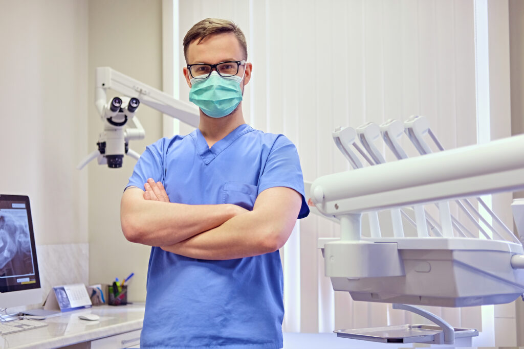 Dentist In A Room With Medical Equipment On Background. - PAVON | Contabilidade em São Paulo