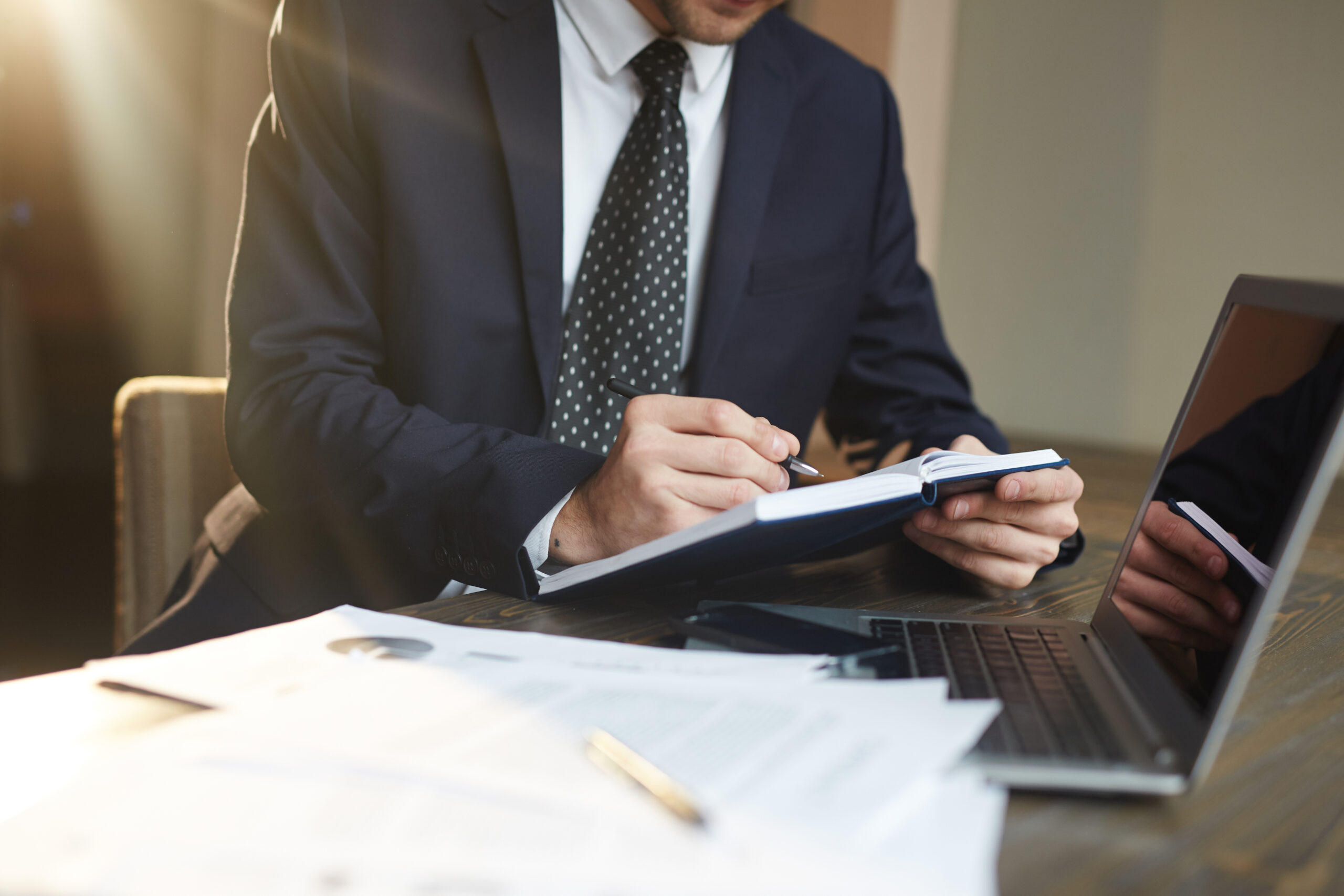 Successful Businessman Working - PAVON | Contabilidade em São Paulo