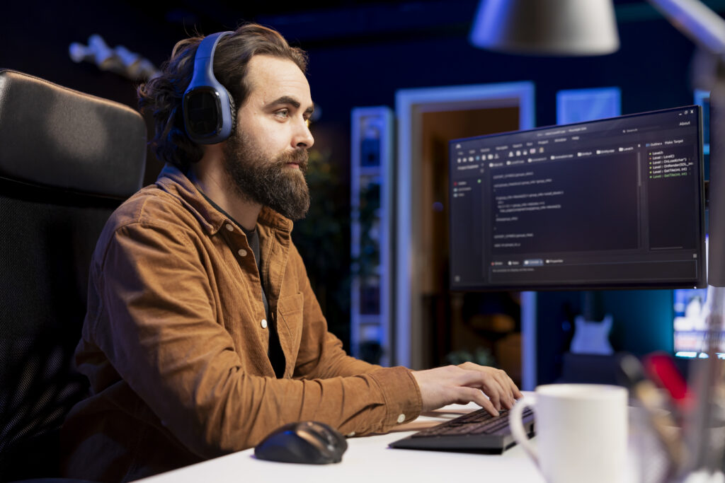 Cybersecurity Expert Enjoying Audiobooks, Using Pc To Patch Security Exposures - PAVON | Contabilidade em São Paulo
