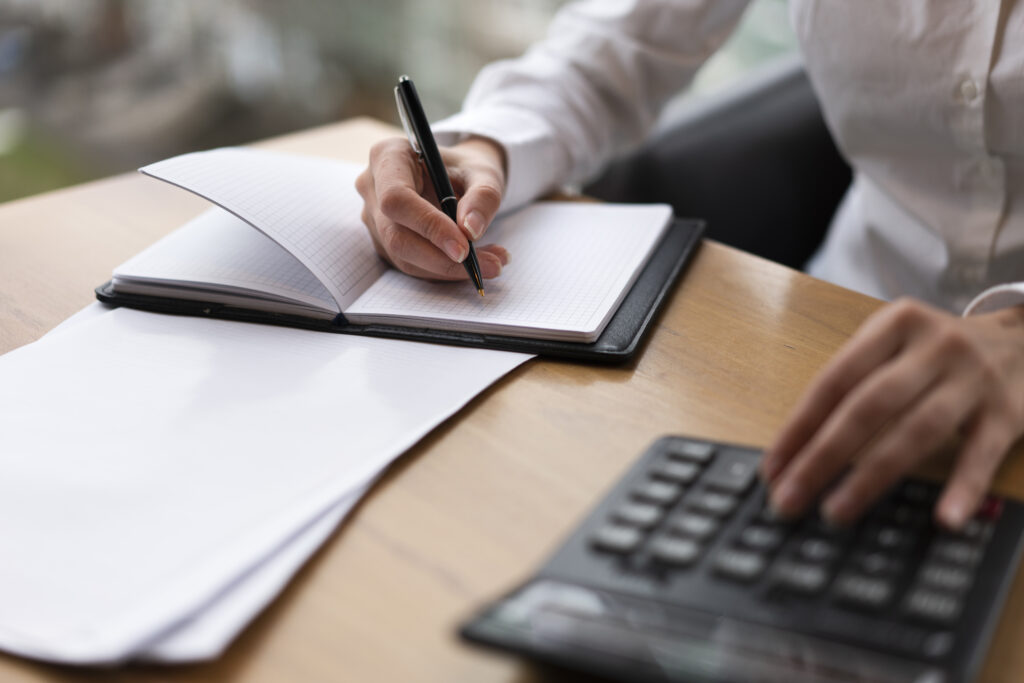 Mulher Corporativa Calculo E Escrita - PAVON | Contabilidade em São Paulo