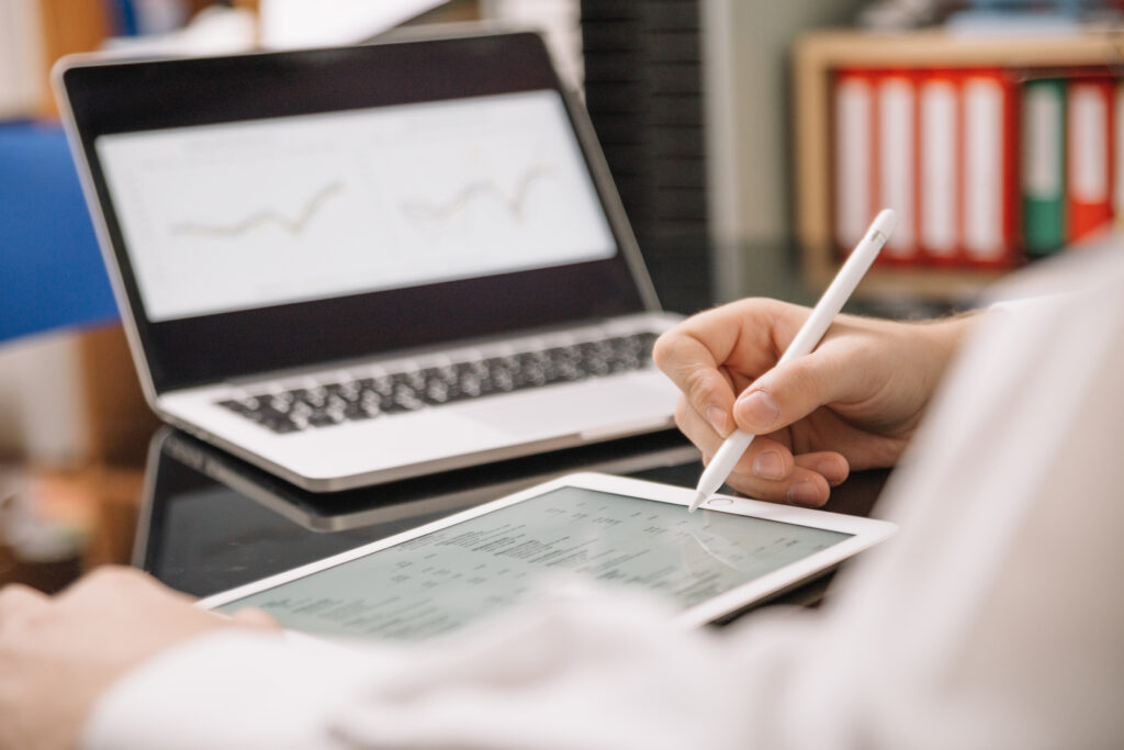 Contador Irreconhecivel Usando Tablet Com Lapis - PAVON | Contabilidade em São Paulo