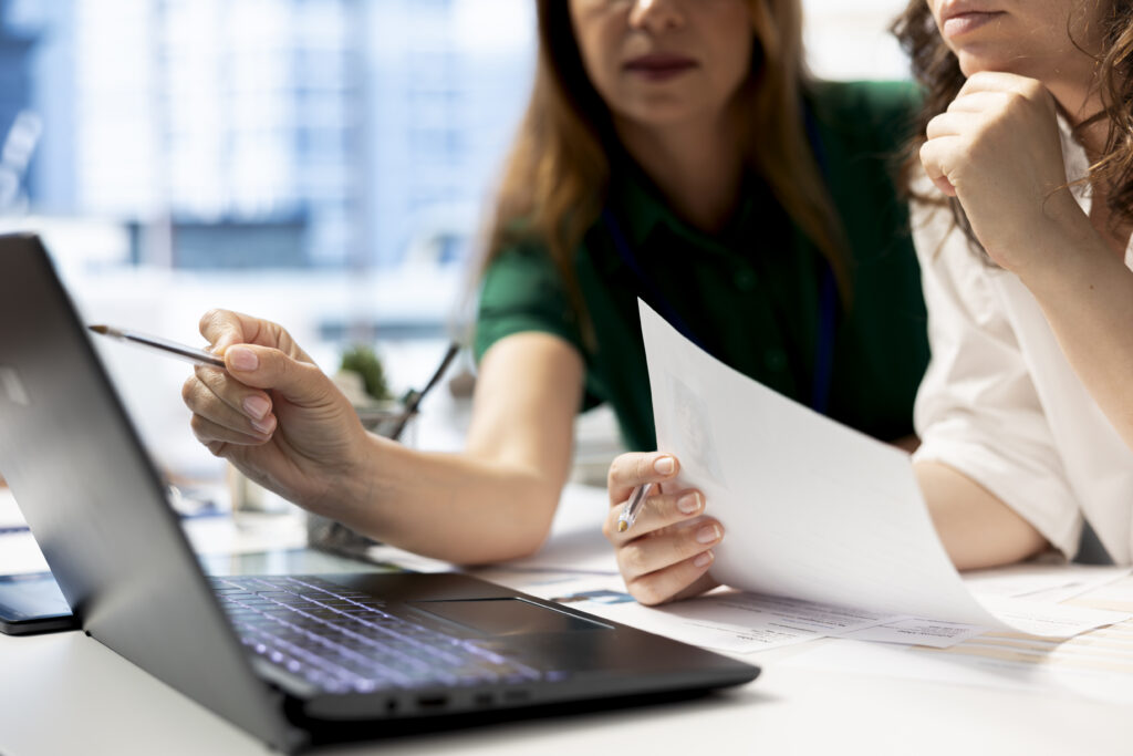 Hr Coworkers Using Laptop To Do Preemployment Assessments - PAVON | Contabilidade em São Paulo