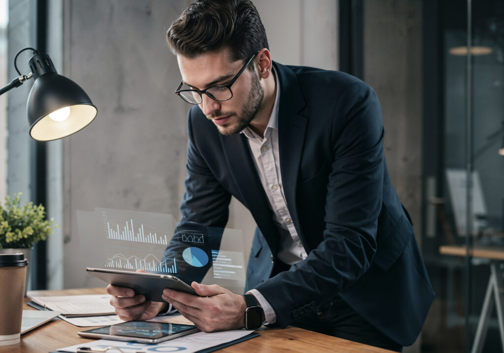 Empresario Analisando Dados - PAVON | Contabilidade em São Paulo