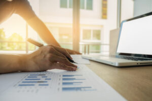 Gesto De Graficos De Dedo De Trabalho Em Equipe De Melhoramento Feminino - PAVON | Contabilidade em São Paulo