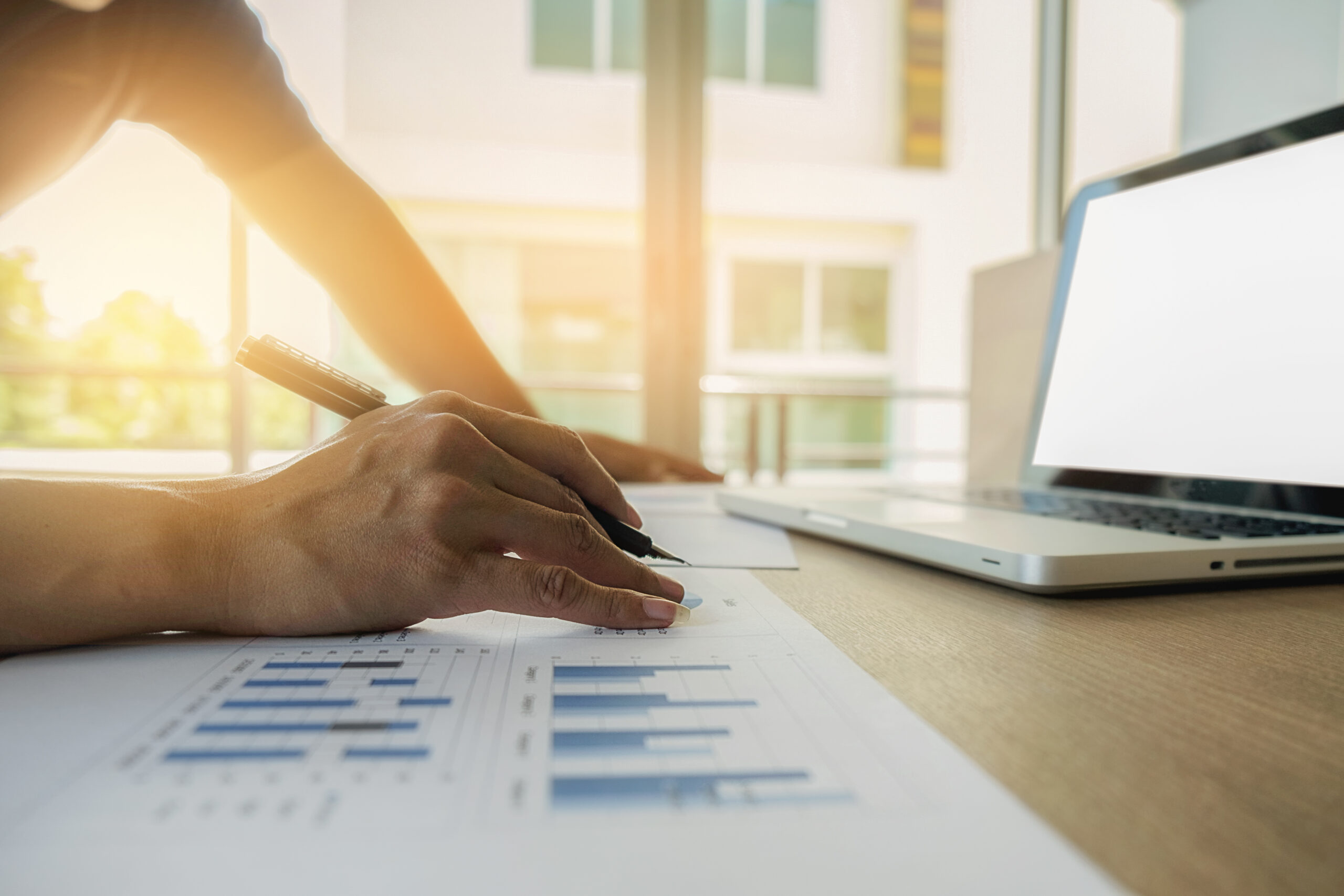 Gesto De Graficos De Dedo De Trabalho Em Equipe De Melhoramento Feminino - PAVON | Contabilidade em São Paulo