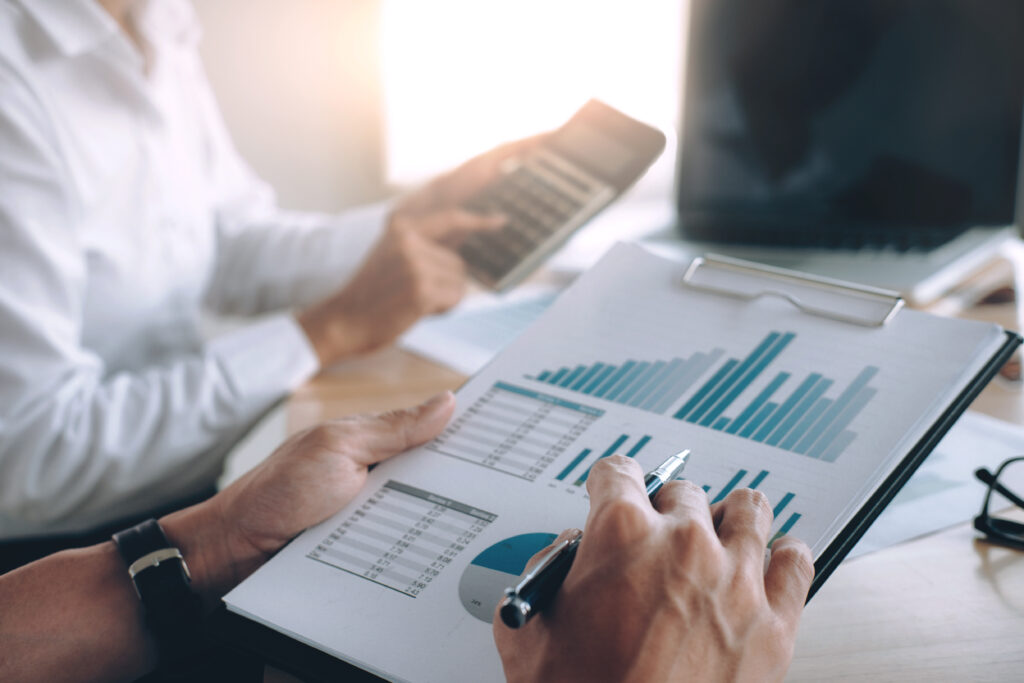 Business People Discussing Results Of Successful Teamwork. - PAVON | Contabilidade em São Paulo