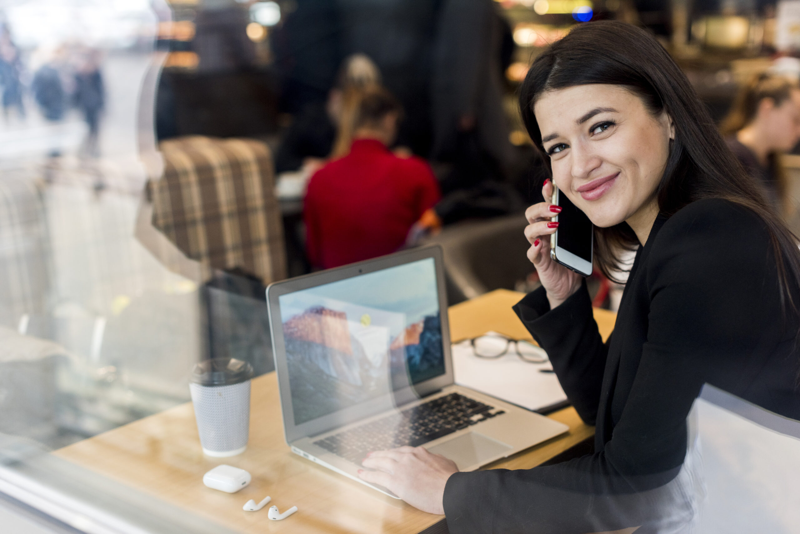 Brunette Businesswoman Using Her Smartphone - PAVON | Contabilidade em São Paulo