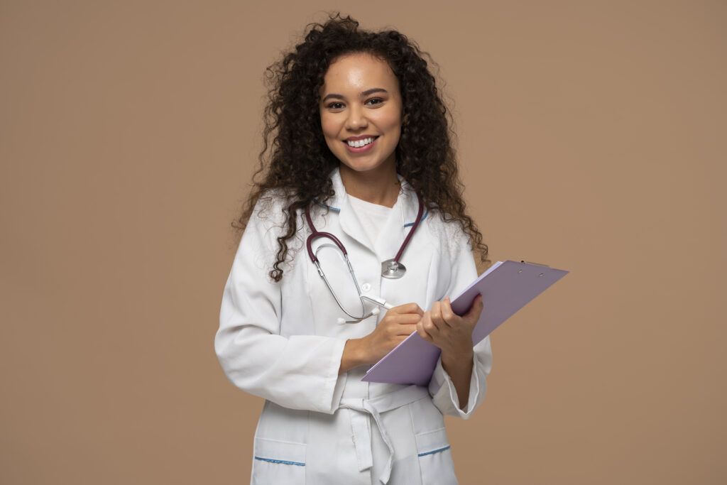 Medium Shot Woman Working As Doctor - PAVON | Contabilidade em São Paulo