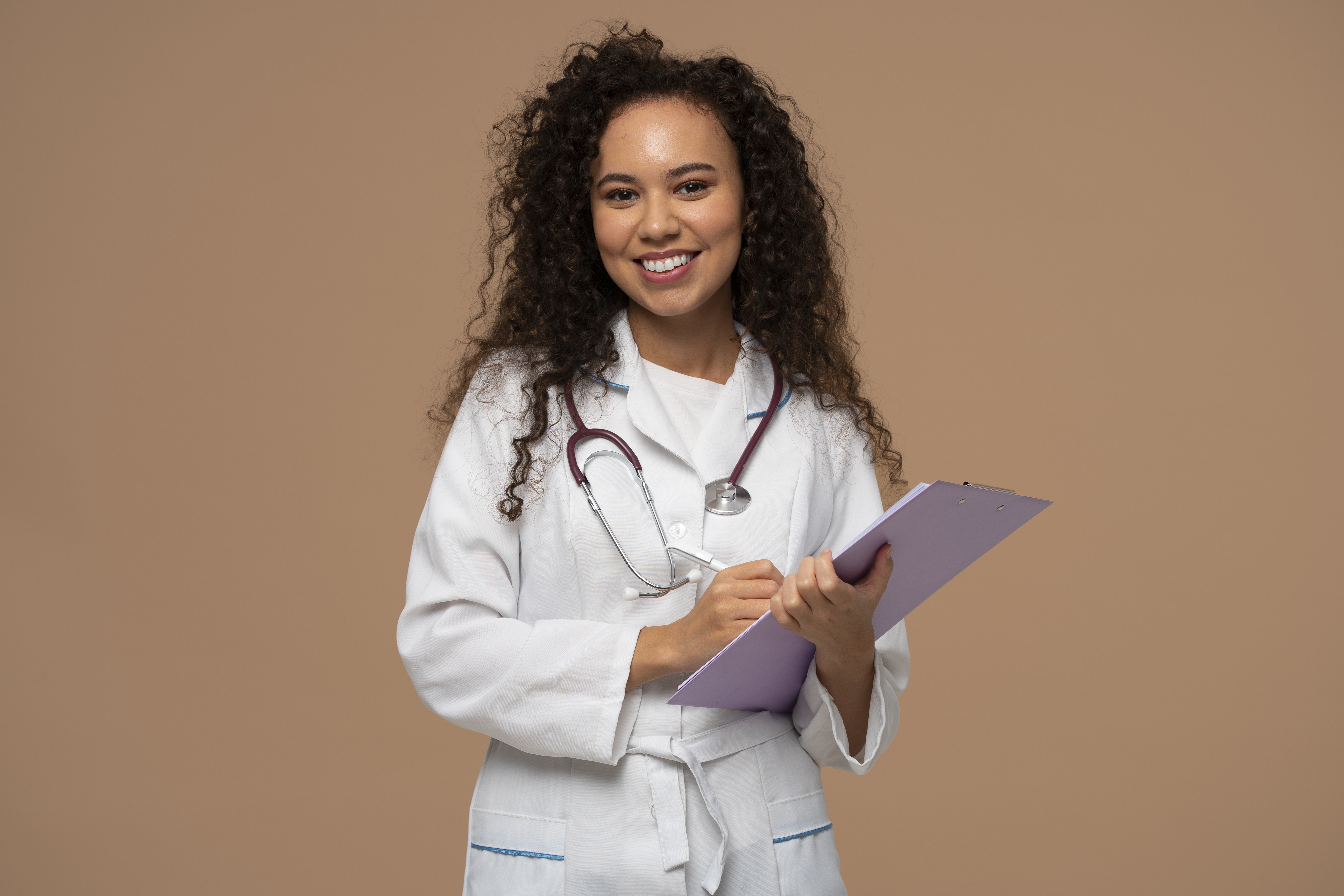 Medium Shot Woman Working As Doctor - PAVON | Contabilidade em São Paulo