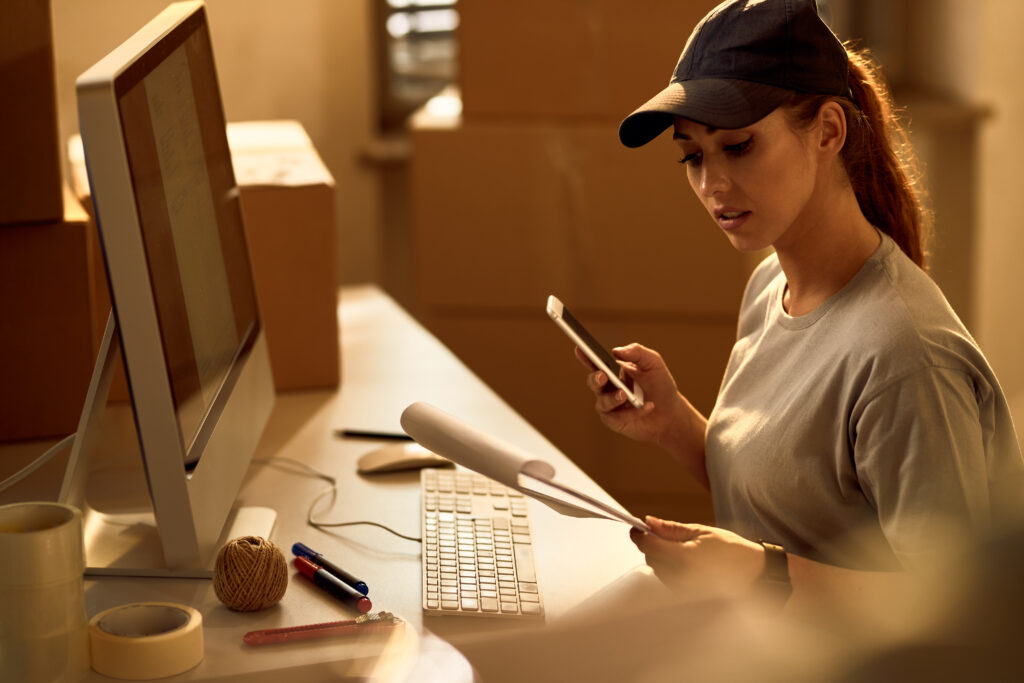 Female Courier Going Through Paperwork While Working In The Offi - PAVON | Contabilidade em São Paulo