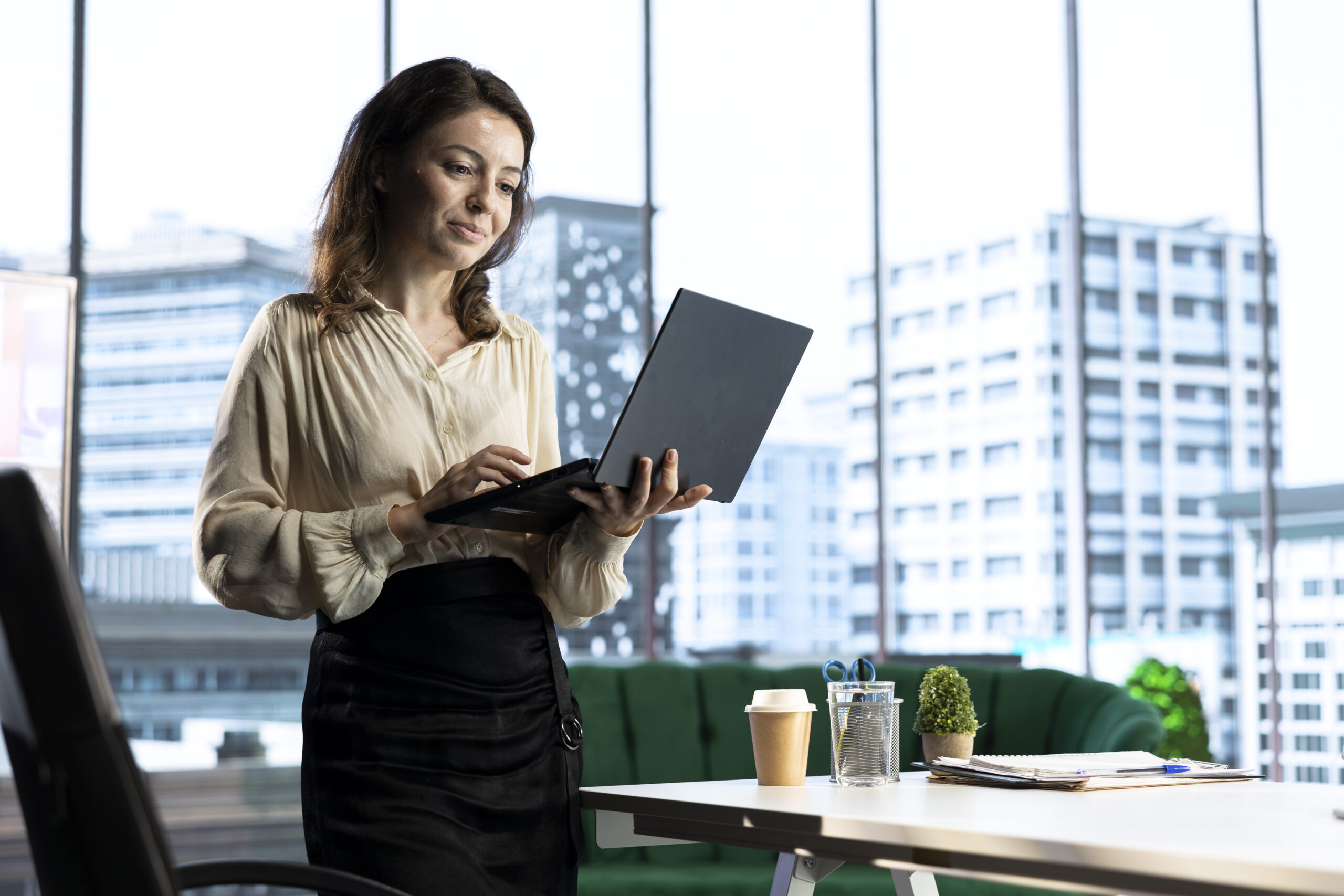 Ambitious Woman Director Oversees A Strategic Review Of The Enterprise Activity - PAVON | Contabilidade em São Paulo