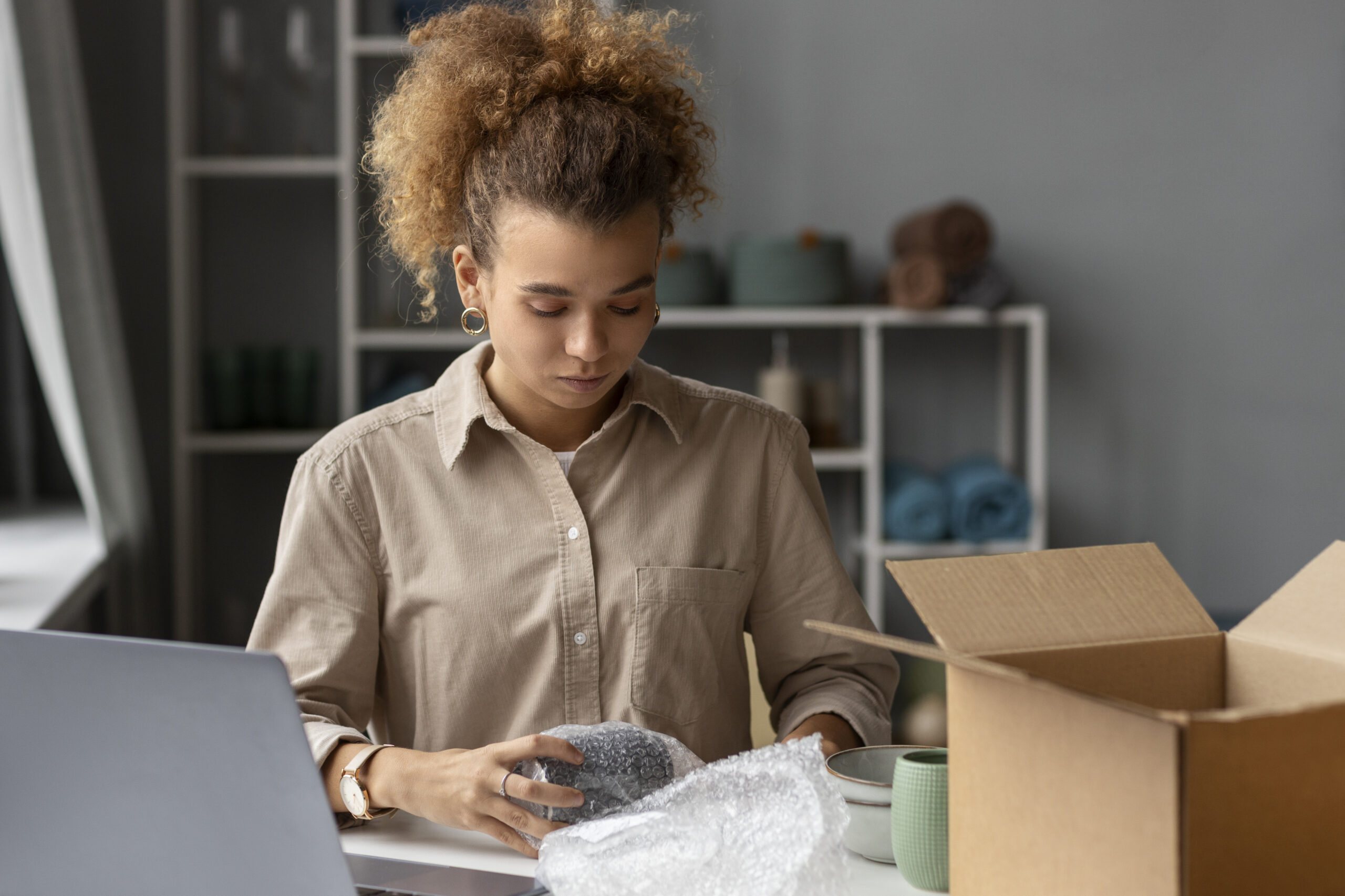 Young Woman Organizing Live Shop - PAVON | Contabilidade em São Paulo