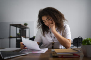 Medium Shot Woman Working As Economist - PAVON | Contabilidade em São Paulo