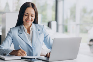 Business Woman Working In Office On Computer - PAVON | Contabilidade em São Paulo