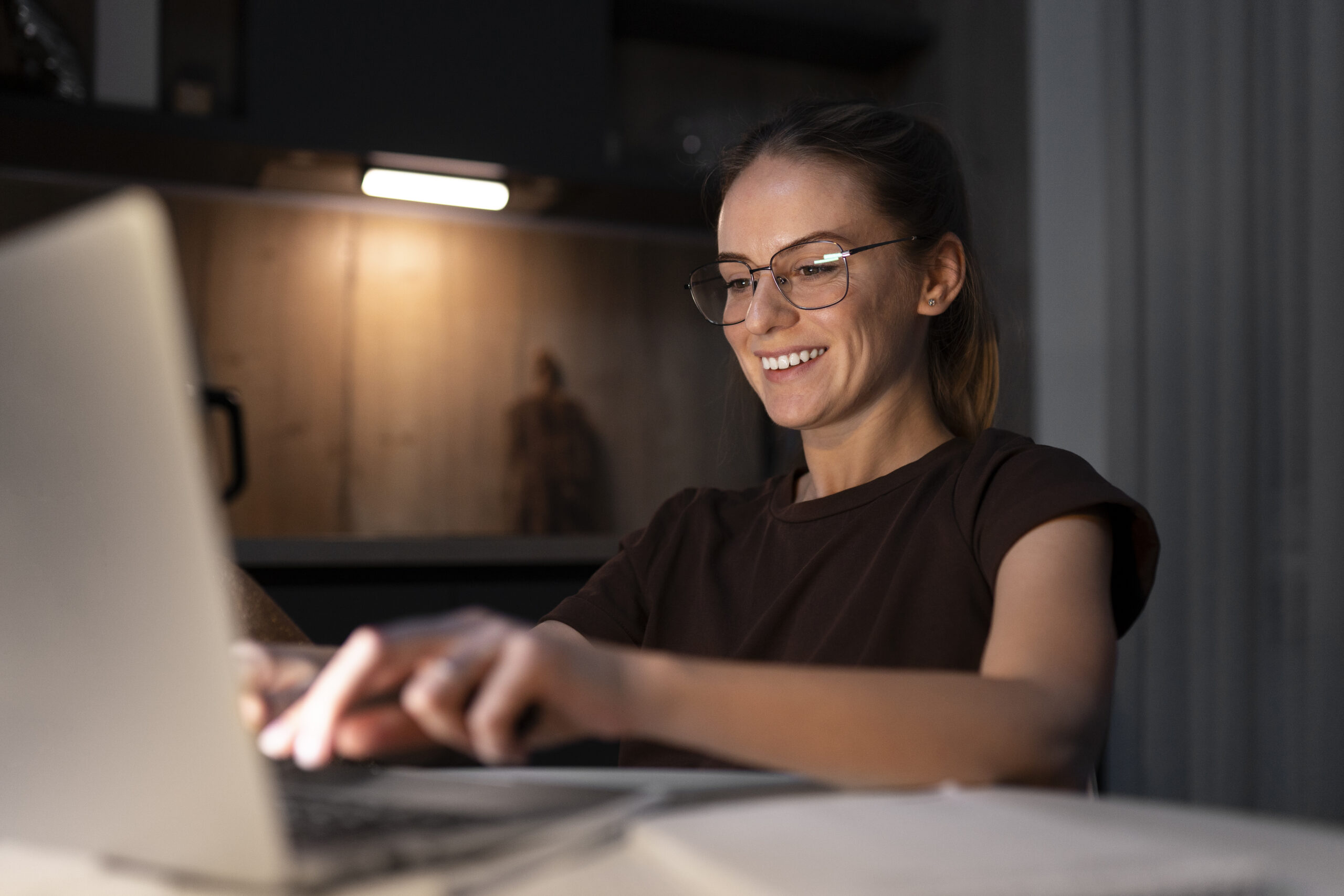 Medium Shot Woman Working Laptop - PAVON | Contabilidade em São Paulo