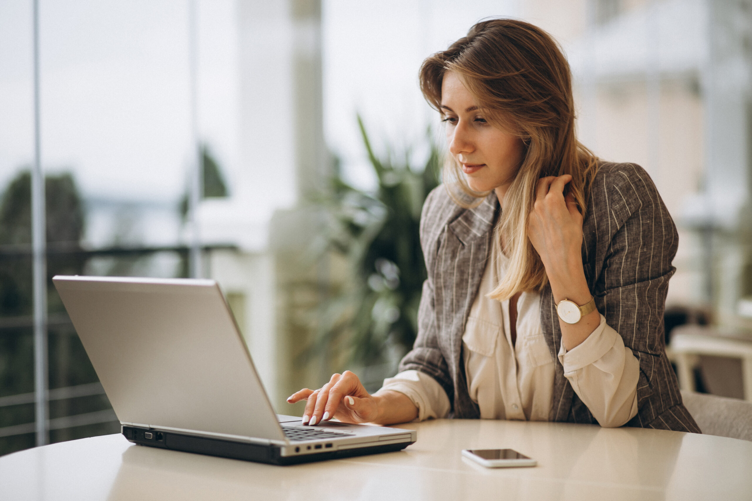 Portrait Of A Business Woman Working On Laptop - PAVON | Contabilidade em São Paulo